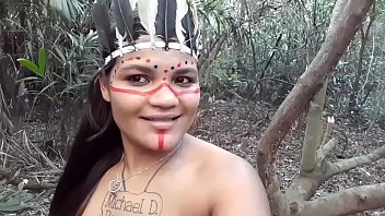 Tigresa Vip Se Transforma Em índia Selvagem E Ataca O Lenhador, Mas Ele A Domina E Invade Seu Cuzinho Ardente Sem Piedade.