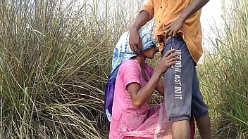 आज पत्नी जंगल में लकड़ी लेने गई तो पति ने कहा – चलो बाहर खुले में जंगली चुदाई करते हैं