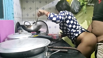 गांव से आई भोली नौकरानी को कुछ पता नहीं था, मालिक ने उसकी मासूमियत का फायदा उठाकर उसे बिस्तर पर लिटा दिया