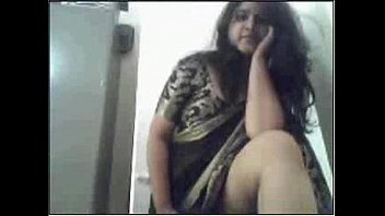 Desi Aunty Peeling Off Her Sari, Revealing Her Curves