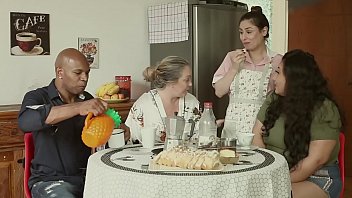 A Casa Da Luxúria: O Corno, A Mãe Devassa E A Empregada Que Fode Todos – Emme White, Alessandra Maia, Agatha Ludovino, Capoeira