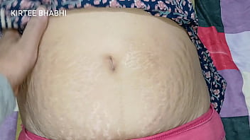 बेटे की कामुक सहलाहट से भीगी माँ ने चुदवाने का मज़ा लिया