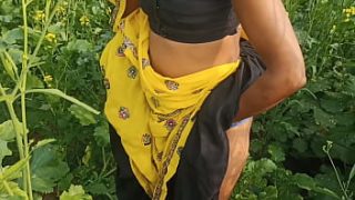 सरसों के खेत में ममता को उसके पति ने जबरदस्ती चोदा, बाहर की तेज़ हिंदी आवाज़ें सुनाई दीं