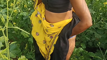 सरसों के खेत में ममता को उसके पति ने जबरदस्ती चोदा, बाहर की तेज़ हिंदी आवाज़ें सुनाई दीं