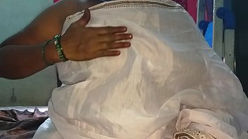 Mallu Desi Beauty Flaunts Her Massive Tits And Smooth Shaved Pussy With No Blouse