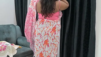 Sizzling Indian Bhabhi’s Voluptuous Curves