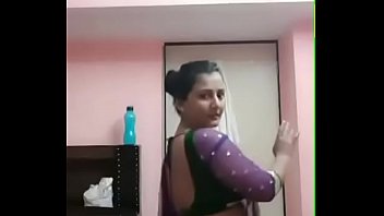 Curvaceous Pooja Bhabhi’s Sultry, Hip-swaying Dance