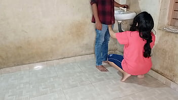 भाभी की गर्म चूत ने जवान प्लंबर की मोटी लंड से अपनी तड़प शांत की, हिंदी में जोरदार आवाज के साथ