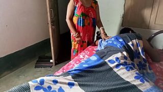 पत्नी के ऑफिस जाने के बाद पति ने नौकरानी को जबरदस्ती चोदा, साफ हिन्दी आवाज में