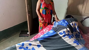 पत्नी के ऑफिस जाने के बाद पति ने नौकरानी को जबरदस्ती चोदा, साफ हिन्दी आवाज में
