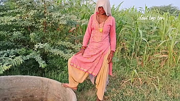 गर्म देसी स्टेप बहन अपने छोटे भाई के साथ हिंदी में गंदी-गंदी बातें करते हुए जंगली सेक्स का मजा ले रही है