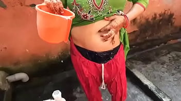 Sweaty Desi Milf Strips Naked For A Wild Outdoor Bath In Her Village