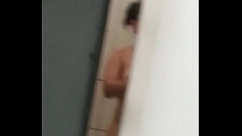 Molhando A Xereca Com Tesão Na Banheira