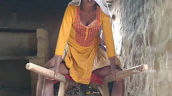 Meri Garmi Bhari Desi Biwi Ko Mera Dost Chod Raha Hai