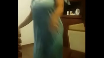 Sizzling Tamil Aunty’s Seductive Moves