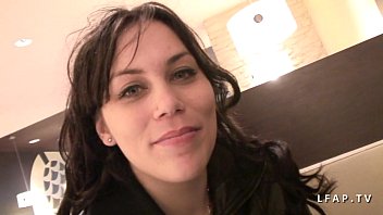 Petite Brune Amateur Sodomisée à Fond Et Fistée Sauvagement