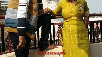 छत पर खड़ी देसी भाभी की गर्म बदन को जोश से चोदना
