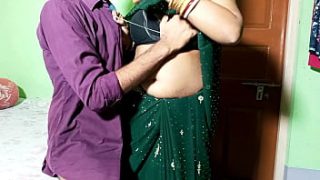 भतीजे ने शर्ट की बटन सिलने के बहाने अपनी आंटी को बिस्तर पर लिटाकर जबरदस्त चुदाई की