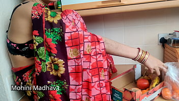 भारतीय देसी फल विक्रेता महिला ने सौदेबाजी के बहाने ग्राहक के साथ ज़ोरदार चुदाई की रसीली हिंदी ऑडियो