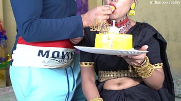 Meri Garm Indian Step Mom Ka Janmadin, Chod Chod Ke Uska Cake Khaunga