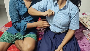 गर्म देसी कॉलेज की लड़की ने अपने बॉयफ्रेंड के साथ जंगली सेक्स किया