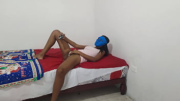 India Latina Se Desnuda En Español Y Confiesa A Sus Suscriptores Que Está Mojada Y Necesita Una Buena Cogida
