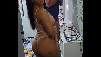 Despertei O Tesão Do Faz-tudo Que Meu Marido Trouxe E Ele Me Fodeu Toda, Até No Cu, Na Frente Do Corno Manso.