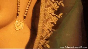 Sultry Moves Of A Ravishing Indian Milf