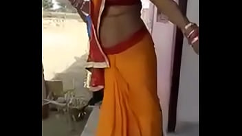 Desi Housewife’s Seductive Dance Moves