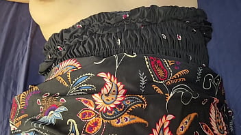 Deslizo La Falda De Mi Cuñada Hasta Revelar Sus Curvas