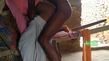 भाभी की तड़पती चूत की प्यास देवर के मोटे लंड से बुझी और उसे पकड़कर बाहर खड़े होकर घर में ही चोदा