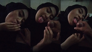 Dinda Berhijab Bikin Nafsu Ayang Meledak Saat Bantu Melepas Dahaga