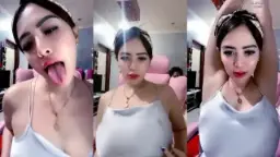 Menggoda Dengan Ketiak Mulus Yang Menggiurkan