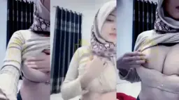 Nona Berjilbab Cantik Mengeluarkan Susu Montoknya