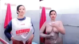 Putri Fatikah Menggoda Di Kamar Mandi