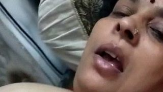 उम्रदार मम्मी की भरी हुई छाती का गरम वीडियो