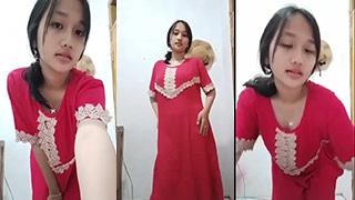 Nadia, Budak Seksi Dengan Gaun Merah Yang Menggoda
