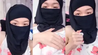 Saudari Berdaster Putih Meremas Payudara
