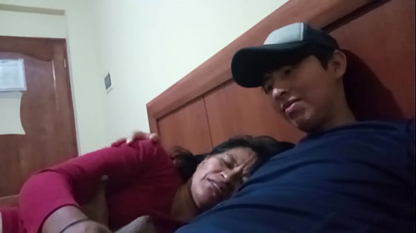 Mi Ardiente Suegra Insaciable: Me Exige Todo El Día Entre Las Sábanas, Una Verdadera Ninfómana