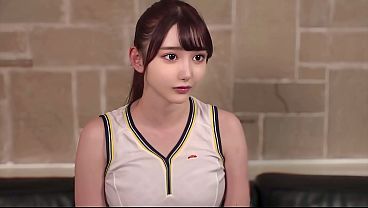 純白のユニフォームに包まれた18歳のテニス部員、汗に濡れた肌が輝く秘密の練習