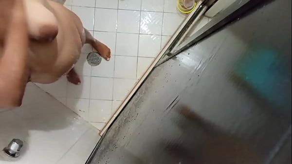 Mi Hermana Política Desnuda Bajo El Agua Caliente