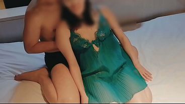 着衣のまま緑のランジェリーを愛撫、スレンダー妻が感じるアマチュア個人撮影