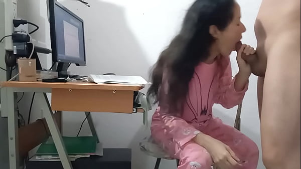 Mi Padrastro No Puede Contenerse Y Me Llena El Camisón Rosado Con Su Leche Mientras Trabajo.