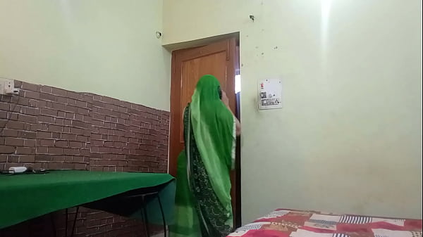 Sizzling Desi Delivery: A Wild Hindi Xxx Encounter