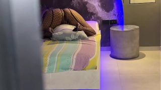 Madrastra Caliente Y De Nalgas Enormes Es Sorprendida Frotándose A Lo Salvaje Contra Su Almohada Hasta Venirse