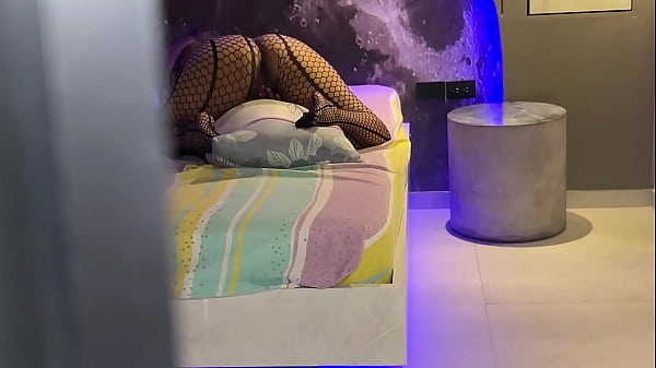 Madrastra Caliente Y De Nalgas Enormes Es Sorprendida Frotándose A Lo Salvaje Contra Su Almohada Hasta Venirse