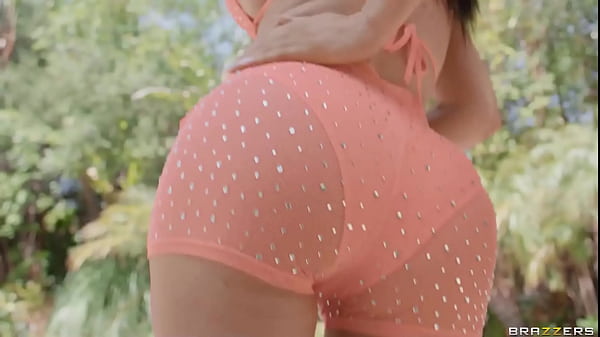 Jasmine Jae’s Juicy Assets On Full Display – Watch Her Take Every Inch