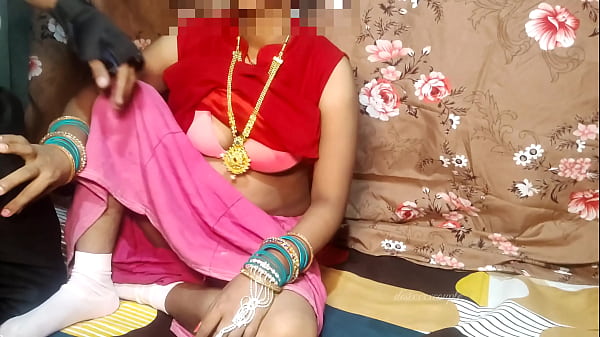 देसी जोशीला जोड़ा: लाल साड़ी में धड़कती रात