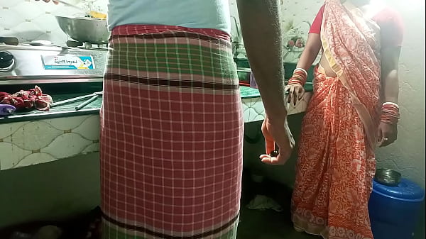 मालकिन ने रसोइए को चूल्हे के पास दबोचकर उसकी गर्म चुदाई का मज़ा लिया!