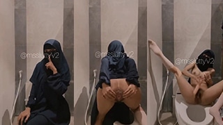 Ngemil Sambil Colmek Di Toilet Mall, Miss Lutty Jilbab Binal Yang Bikin Nagih.